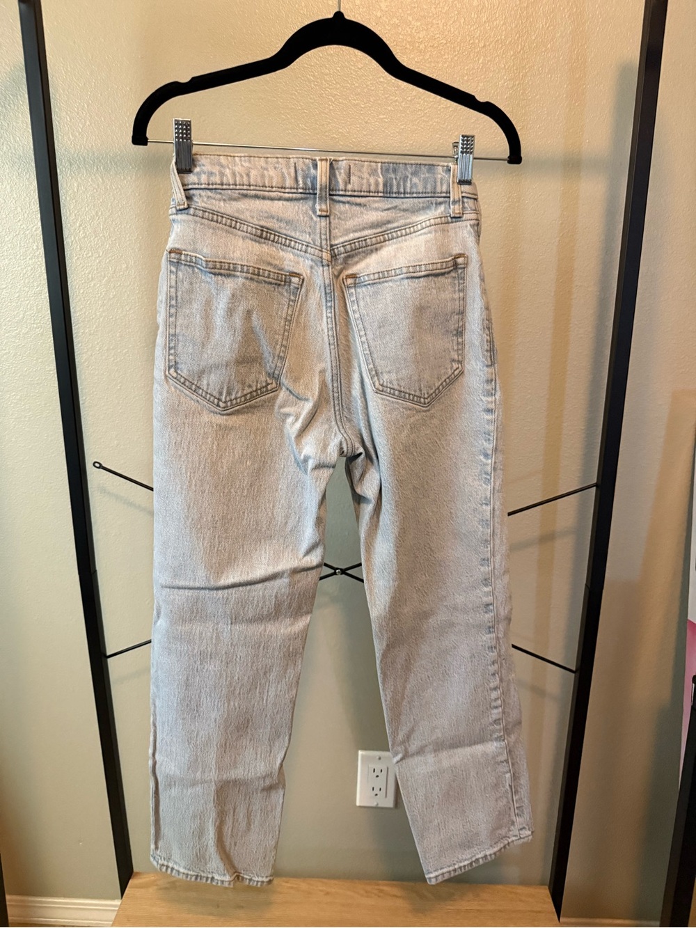 Abercrombie & Fitch Ultra High Rise 90’s Straight-Leg Jeans in Light Blue - Picture 5 of 6